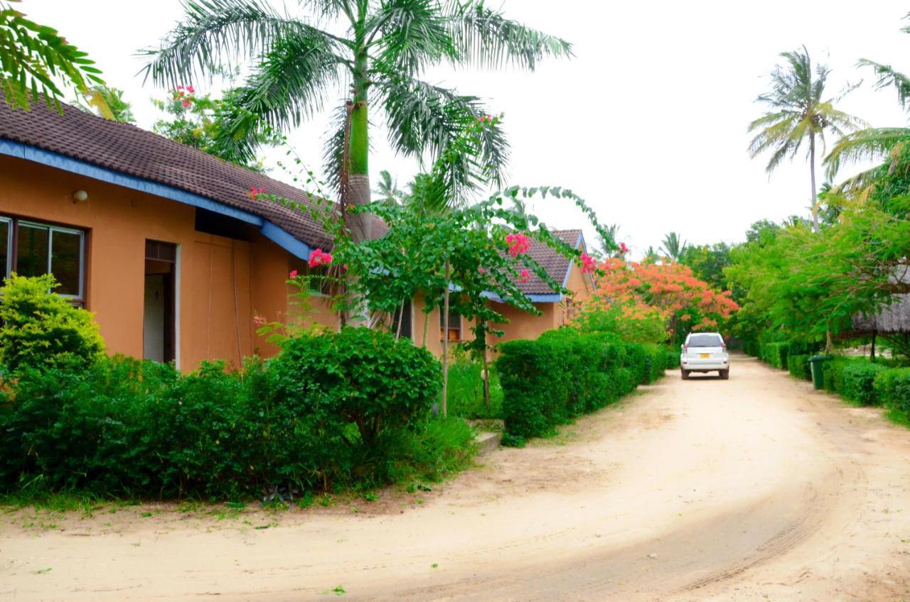 Funky Squids Beach Resort Bagamoyo Exteriör bild